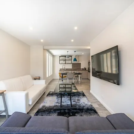 Wonderful 1 Bedroom דירה